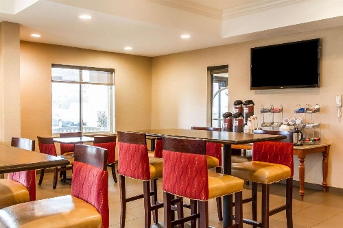 Comfort Suites Mattoon image 4